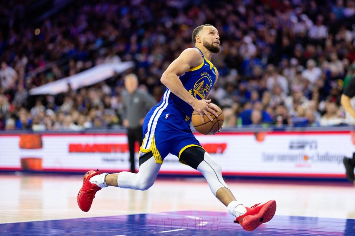 巴特勒倒地成功将球断下，库里追身三分命中勇士仅落后2分